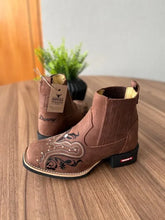 Botina Alice - Couro Horse Nescau/ Bordado Tribal Preto