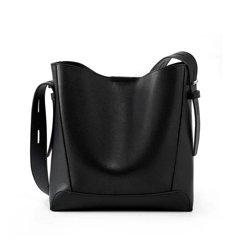 Bolsa Feminina de Ombro em Couro - Modelo casual