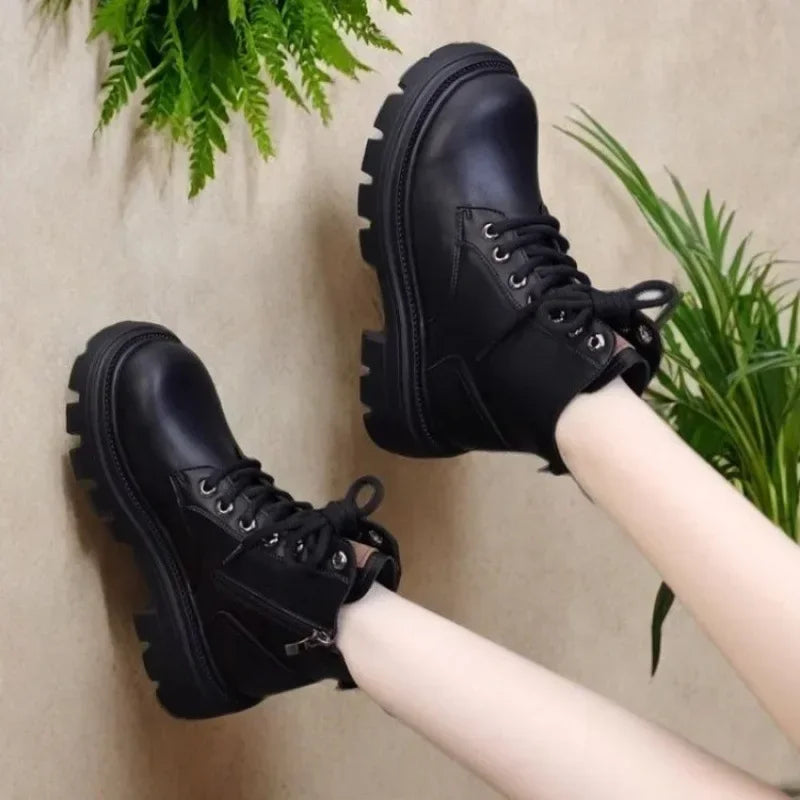 Bota Feminina Cano Curto Solado Grosso Antiderrapante (Promoção de Inverno 2025)