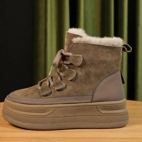 Bota Feminina em Camurça com Plataforma e Forro Peluciado – (Promoção de Inverno 2025)