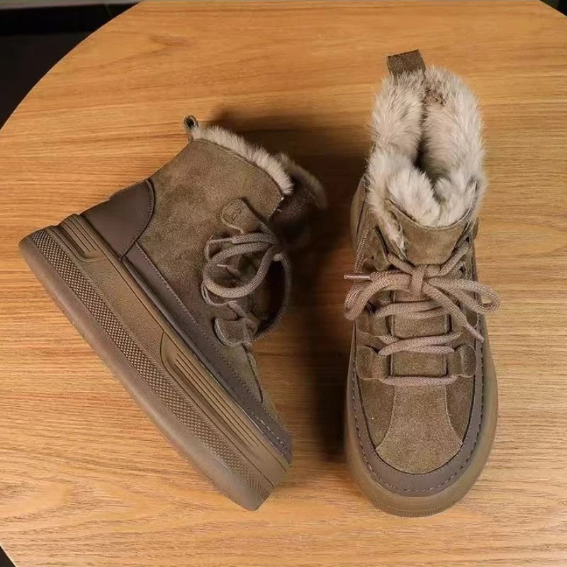 Bota Feminina em Camurça com Plataforma e Forro Peluciado – (Promoção de Inverno 2025)